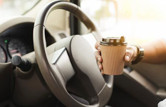 Про це не знають 99% автомобілістів: кава за кермом не бадьорить, а викликає сонливість